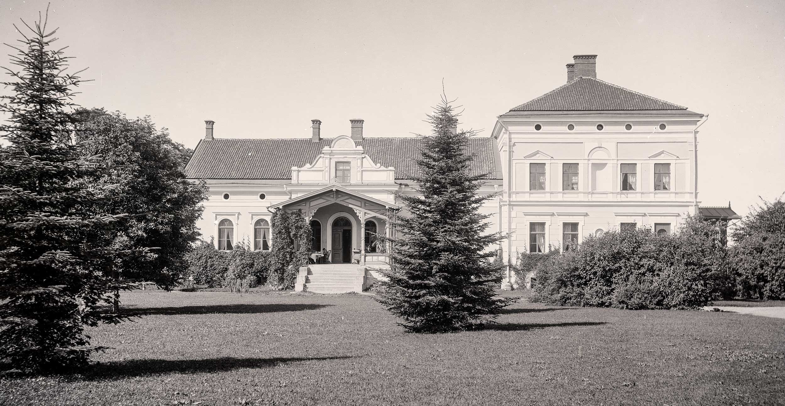 Viljandi mõisa kuni aastani 1907 juhtinud parun Oswald von Ungern-Sternberg hoolitses selle eest, et kauni lossi ümber oleks küllaldaselt rohelust