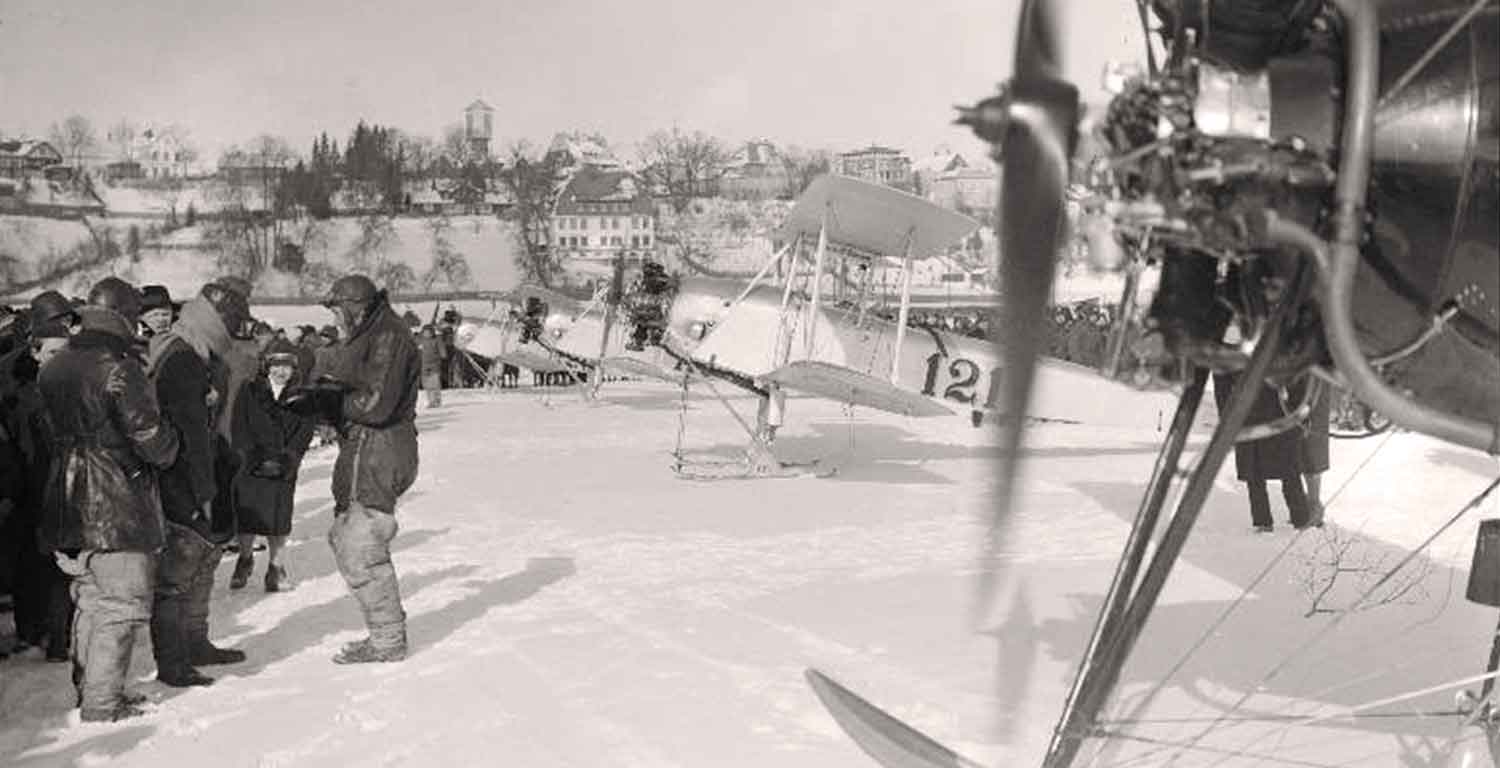 Lennunduse populariseerimise aktsioonist osa võtnud lennukid ja lendurid Viljandi järve jääl