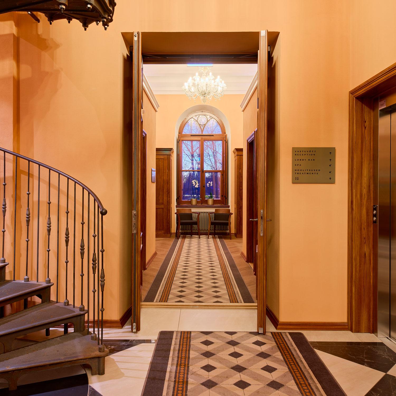 Ringkäik ajaloolises Schloss Fellini mõisahoones