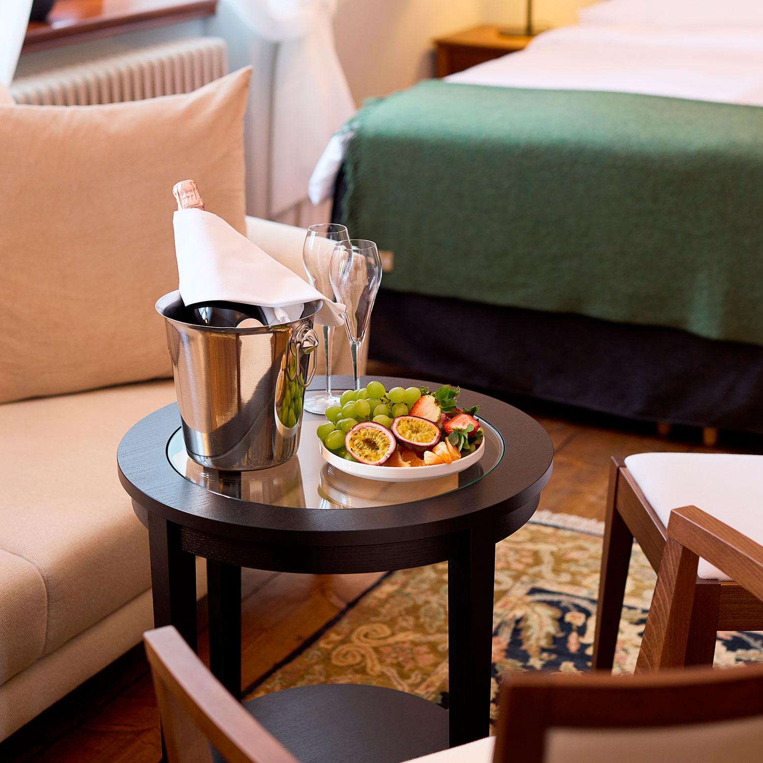 Lilled, puuviljavaagen ja vahuvein tuppa